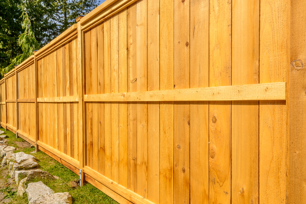Wooden,Fence,With,Green,Lawn,And,Houses